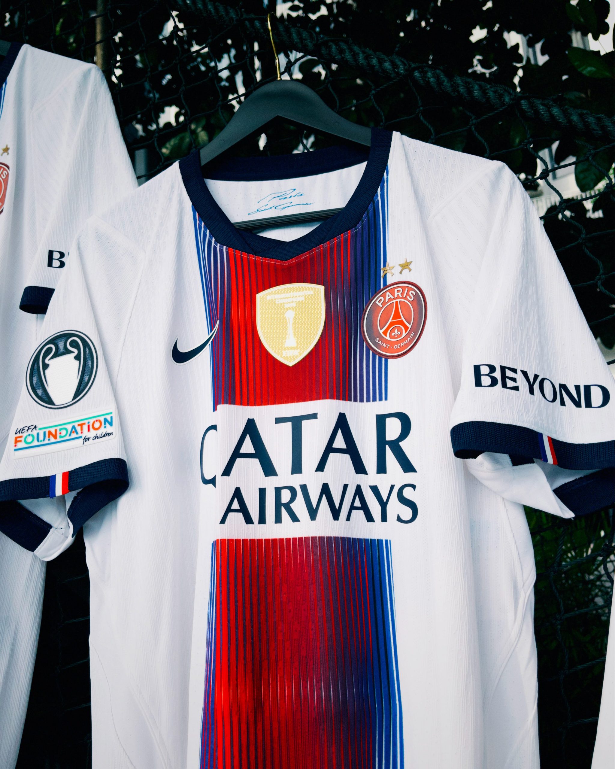 🔉🇫🇷 INSPIRED BY THE SOUND OF PARIS__PSG_s 26_27 away shirt introduces a unique_ predominantly white design inspired by the sound of Paris_ featuri_7